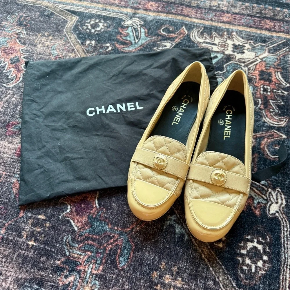 CHANEL‎ Beige Quilted Leather Loafers CC on Patent Leather Toe Flats